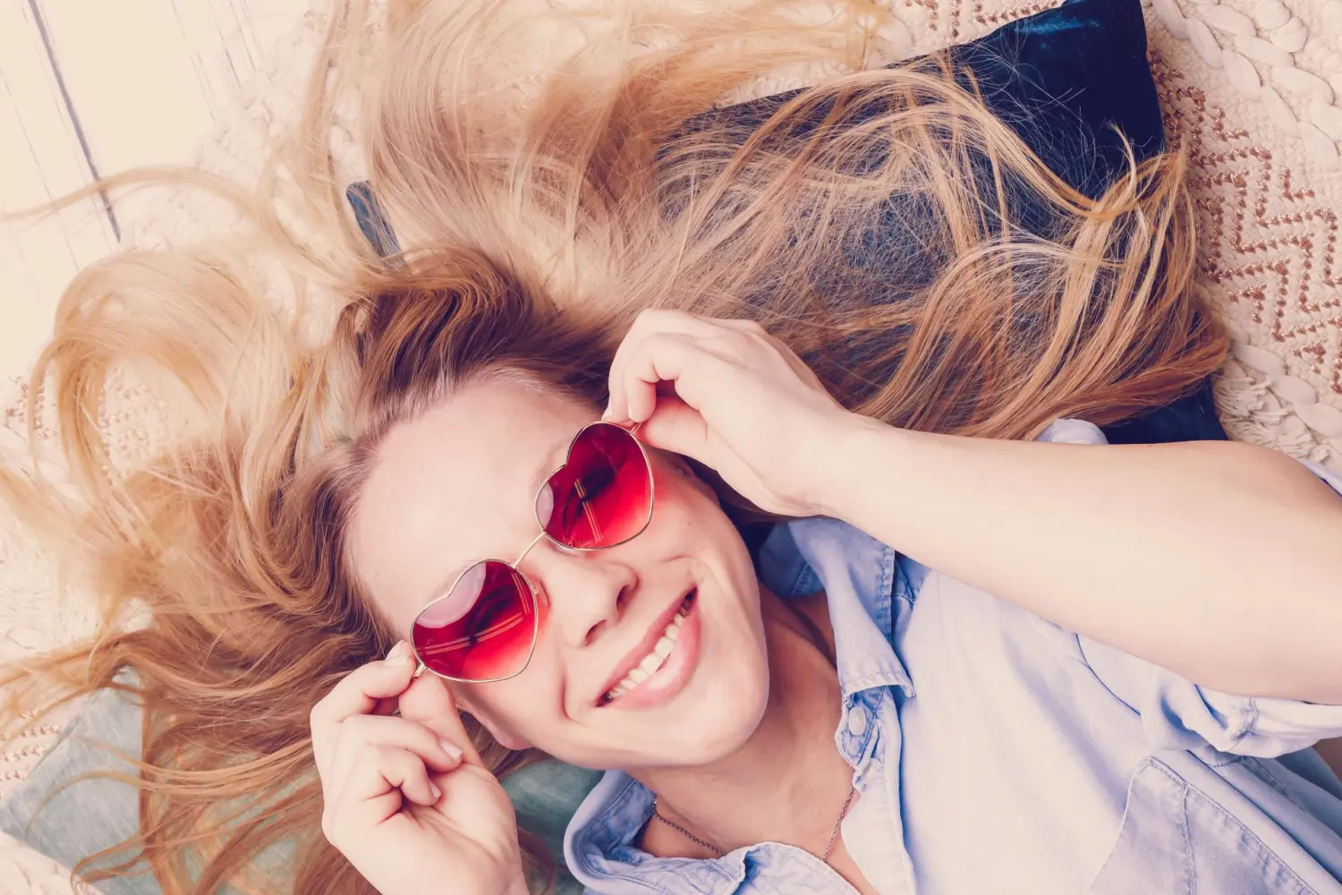 Stefanie Wötzel trägt eine Herzbrille